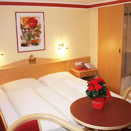 Steiner לינה וארוחת בוקר